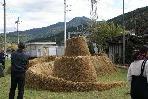 キャメロンさんの稲ワラを使った作品。