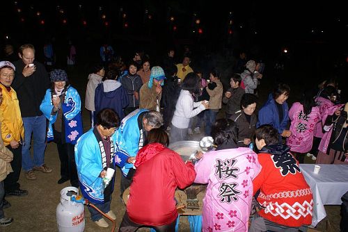 踊りつかれて飴湯の接待。