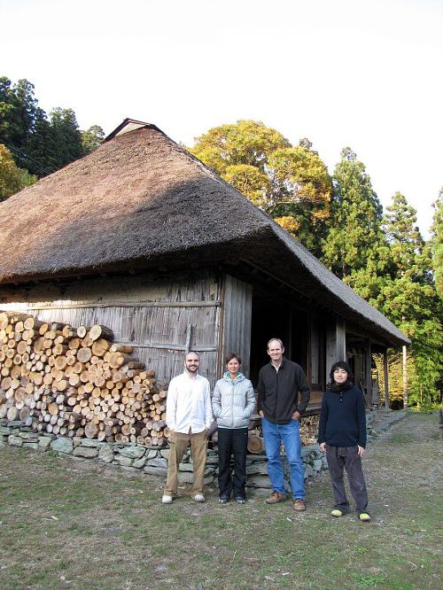 三好市東祖谷釣井にある｢ちいおり（篪庵）｣を管理しているポール・ケイトーさんとKAIR作家たち。