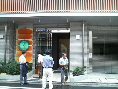 野毛ｈａｎａ＊ｈａｎａの正面玄関、内部は真新しいセンス漂う空間でした。