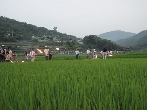 肥土山の虫送り
