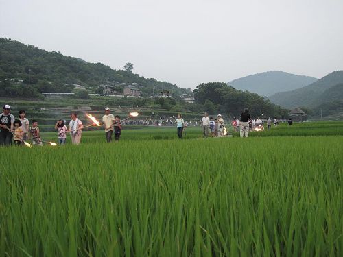 肥土山の虫送り