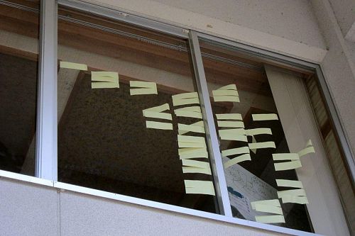 生活研修室の窓ガラスにひらひらひらと棚引くアイデアの数々。
