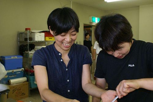 井上さん、名古屋名物の味噌煮込みうどんに挑戦。