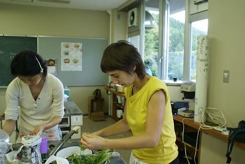 マリーナさんも鱈と野菜のオリーブオイル煮込みに頑張っています。