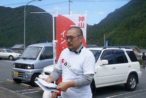 道の駅10時集合、杉本会長の挨拶のあとアトリエに向かいました。