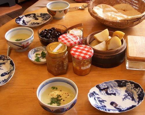 今朝のメニューはナンチャパとそら豆のポタージュスープ。ナンチャパには、蒸かした新ジャガ、サラダ菜、マスタード入りヨーグルトソース、黒豆煮、自家製ジャムなどを組み合わせていただきます。