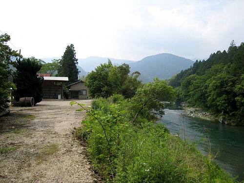 敷地から上流を望む。付近は鮎釣りポイント。向こうの山の麓に町役場がある。