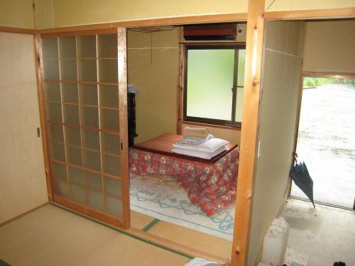 畳の間が２部屋。一人や二人の生活には掃除の手間もかからず、のんびり・・・。