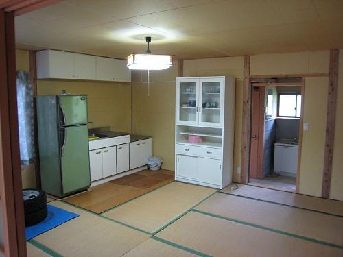 入り口に続くキッチン兼用の部屋。訪ねてきた友と語らい、友と飲む・・・。