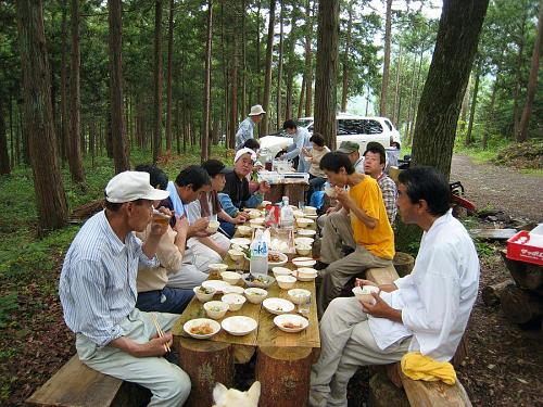 まずは昼食、腹ごしらえ。