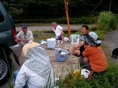 「こんなんして食べる飯はサイコーやなぁ」