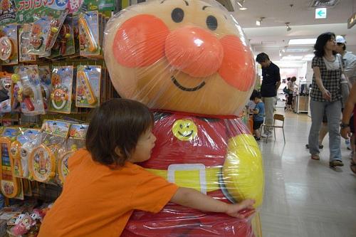 いたね。大好きなスーパーヒーロー、お腹のすいている子供たちに頭を食べさせてくれるアンパンマン。