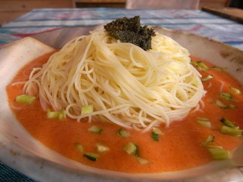 こちらは、ガスパッチョ仕込みのあいだに作った冷パスタ。ガスパッチョの上にカッペリーニを浮かべて。　トッピングした大葉ジェノベーゼがいい仕事してくれました。