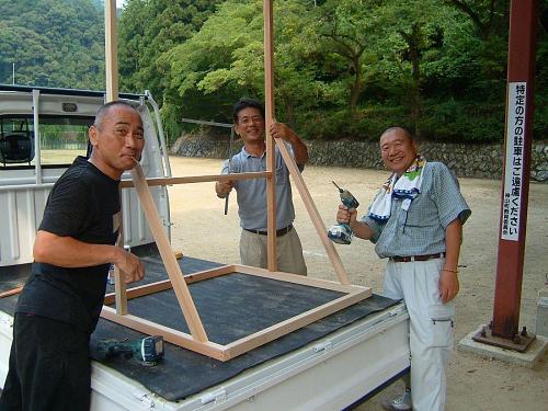 縁の下の力持ち。左から、三角さん、西森のりさん、山口純ちゃん。上分「酔うたんぼ」トリオ、頑張ってます。