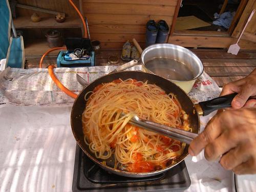 ニューカレドニア、入管手続き、♪こにゅうか、雨降る、御堂筋♪。。。。。　マントラ？を唱えながら、フライパンを振ります。