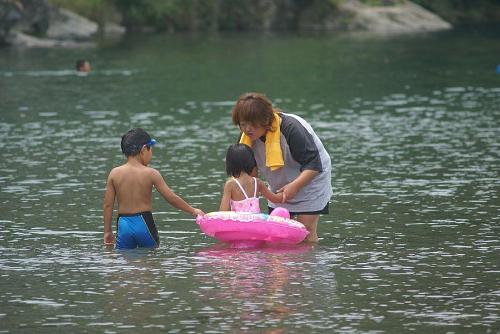 夏になると多くの人でにぎわう高瀬の川遊び