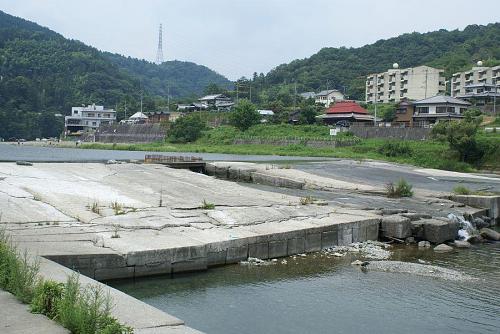 この場所が遊泳に適しているのは、堰があり川幅が広いからです