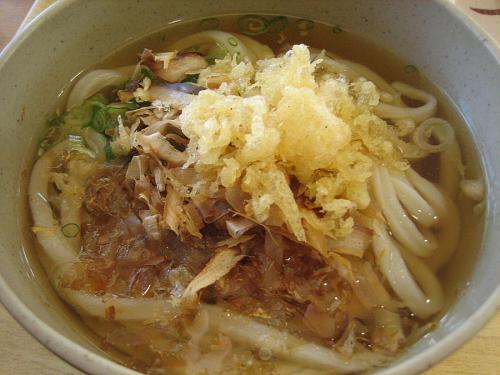 大木戸の讃岐うどん、冷やしかけ！ちくわ天をつけてムシャムシャ。