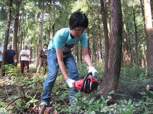 「家の娘にこんな危険な作業をさせて・・・」と長崎のご家族に叱られそうですが、東谷師匠が付きっ切りで指導。悪しからず、ご了承を！