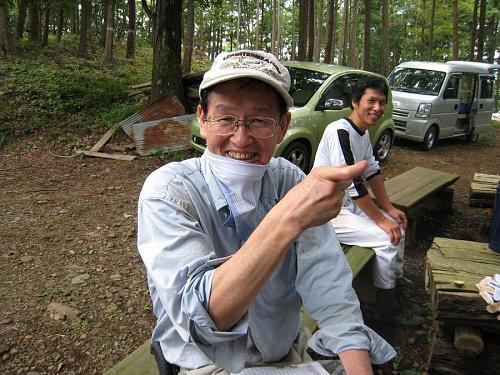 明日（月曜日）の朝、覆面はそのままに、そうそう（ピストルに似せた）右手を布で覆って出勤したらと勧めたら、ポーズを取ってくれました・・・。ほんまにやりかねん。あぁコワ（笑）。