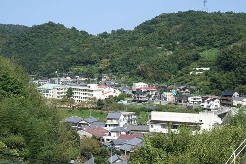 広野の町や五反地の家並みがだんだんと下になっていく