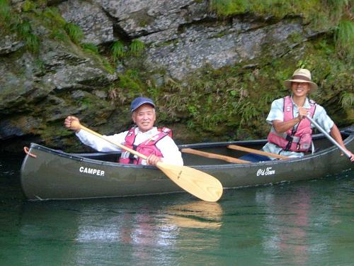 カヌーに興じる「神山の空気と水をつくる男」東谷忠明さん（70）、神山のジャン・ジオノ（？）。身も心も若々しいスーパー爺さん・・・（笑）。（写真：ニコライ河野）