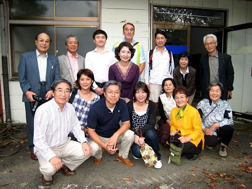 後方左端が岩本会長さん。残念ながら作家の皆さんは海を見に出かけ、不在でした。