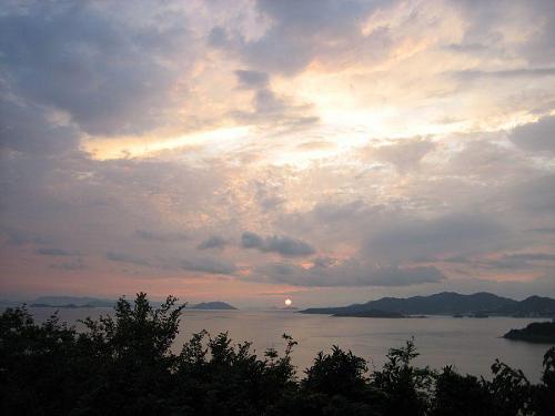 瀬戸内にかかる夕日は小豆島がいちばん美しいと島人はいう。確かに～。