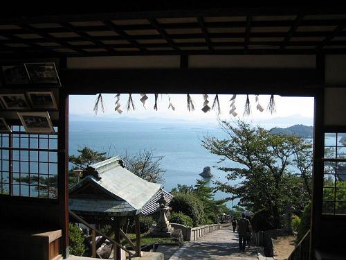 小豆島めぐり最後にお参りした富丘八幡宮の境内から参道を望む。