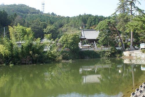 まず目に入るのは山門とため池。