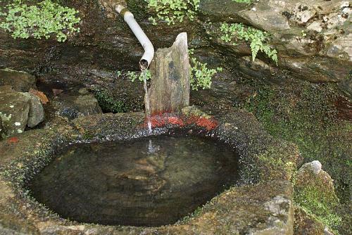 弘法大師が筆を洗ったといわれる湧き水。