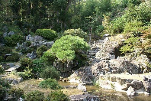 裏庭の庭園は室町時代の作