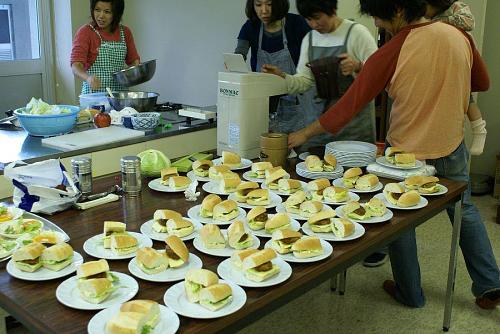 昼食は河野さんたちが美味しいサンドを作ってくれました