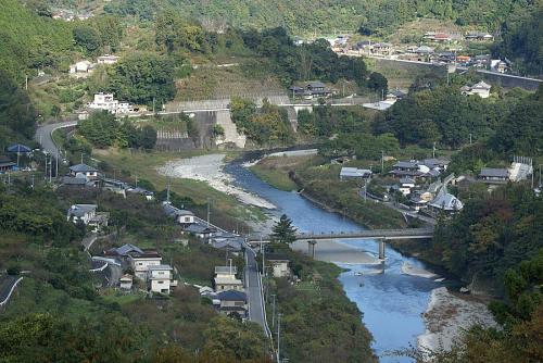 鮎喰川の流れが見下ろせる