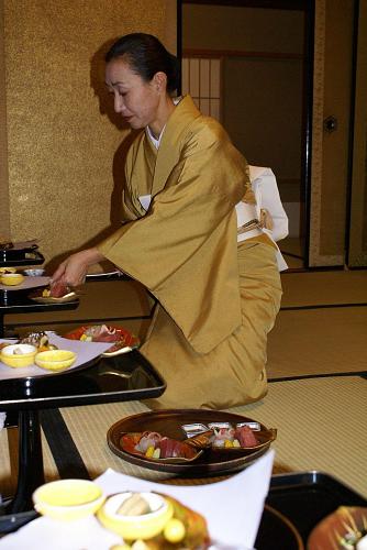 和服美人のお酌で飲むのもいいもんです。