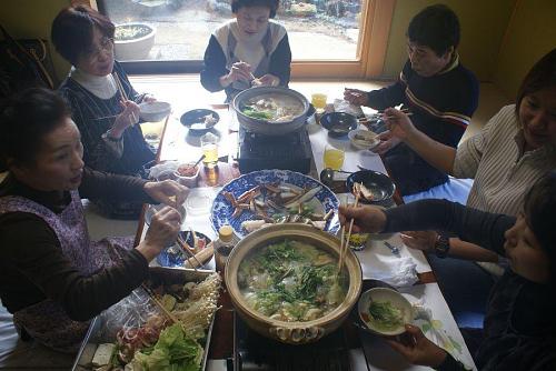 本日のメイン料理はカニすき鍋。