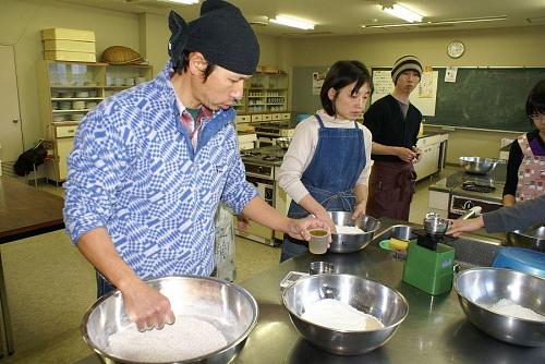 ピザといえば生地作りが基本です。