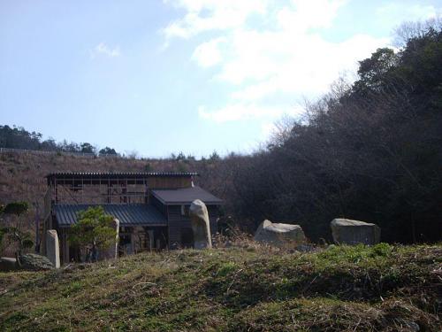 森林公園から南（?!)に向かって降りてくると見えてきます。