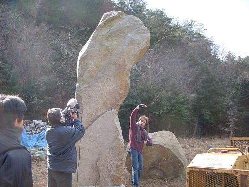 庭では、庵治石を使った作品の制作も。