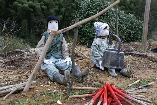 畑を耕していた案山子も一休み・・・。