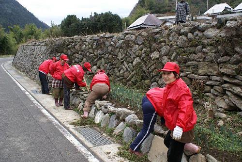 道路沿いに花を植えるのも年間の大切な作業です。