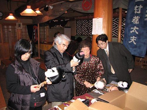 初代天狗久作のかしらを眺め、操作される高橋常務と坪池さん。精緻なつくりと、繊細な表情を作り出す技術に感心しきりでした。