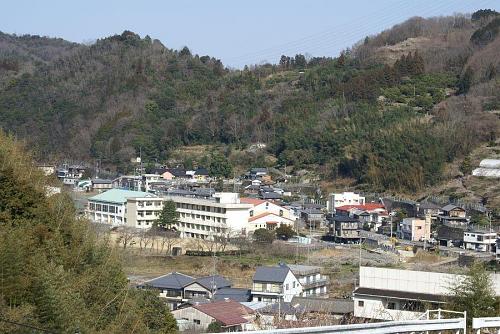 眼下に五反地の町並み、広野小学校付近が見渡せいい眺めです。