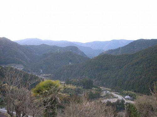 落ちそうな庭からの景色。真ん中くらいに象がいます（ゾウ山）。