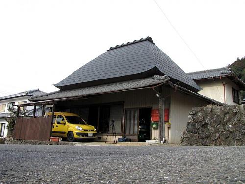 愛車のルノーは真っ黄色。'Only one in Kamiyama!'  どこにいても、上本さんと即わかる・・・（笑）。