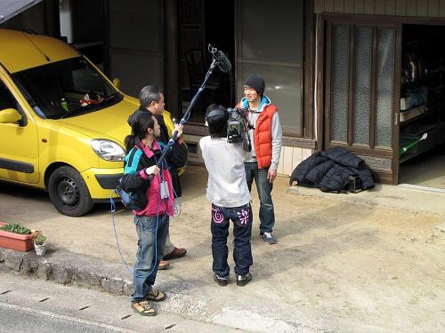 前庭での取材。富永記者の質問にも淀みなく、すらすらと。ちなみにこの日のカメラマンは、父親が神領字本野間出身の森西さん。