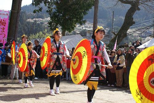 伝統芸能「傘踊り」。保存会によって今でも受け継がれています。