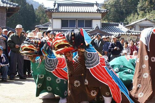 これも阿川地域に残る伝統芸能の「獅子舞」