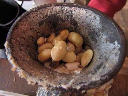 柔らかく煮られた大豆が円錐状の筒口に入れられて・・・